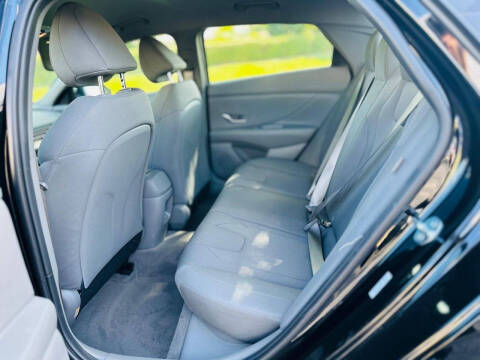 2025 Hyundai Elantra SE