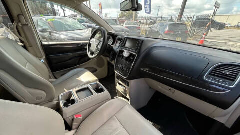 2011 Chrysler Town and Country Touring-L