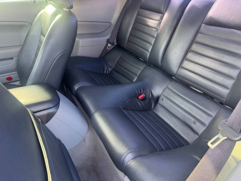 2006 Ford Mustang V6 Deluxe