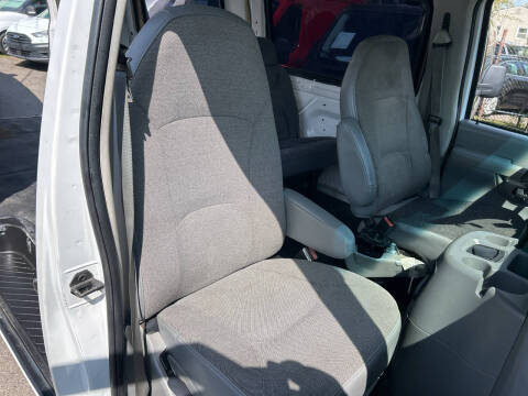 2003 Ford E-Series E-150 Base