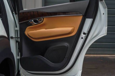 2016 Volvo XC90 T6 Momentum