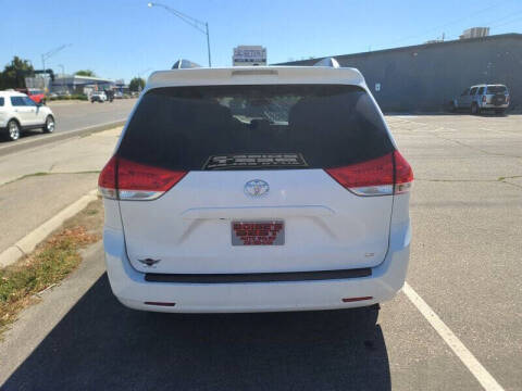 2013 Toyota Sienna LE 8-Passenger