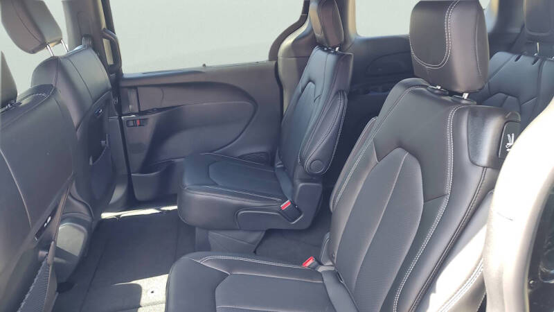 2027 Chrysler Pacifica Select