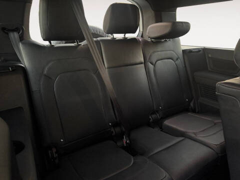 2024 Land Rover Defender 130 P400 X-Dynamic SE