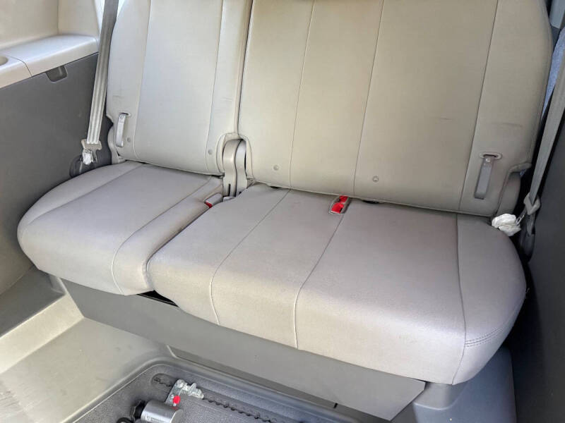 2016 Toyota Sienna XLE 7-Passenger Auto Access Seat