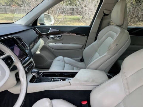 2016 Volvo XC90 T6 Momentum