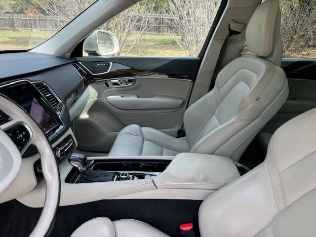 2016 Volvo XC90 T6 Momentum