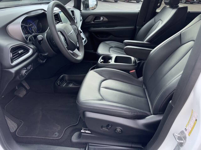 2025 Chrysler Pacifica Select