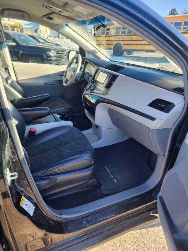 2011 Toyota Sienna SE 8-Passenger