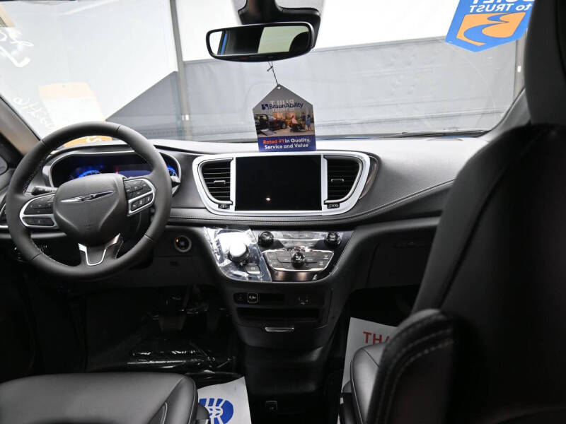 2026 Chrysler Pacifica Select