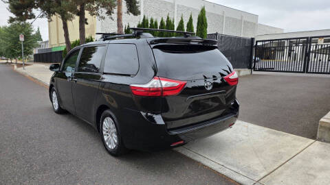 2017 Toyota Sienna XLE 8-Passenger