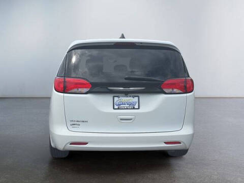 2023 Chrysler Voyager LX