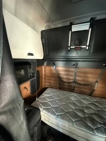 2021 Freightliner Cascadia 126