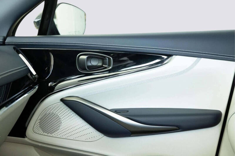 2025 Aston Martin DBX 707