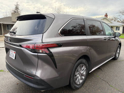2021 Toyota Sienna LE 8-Passenger