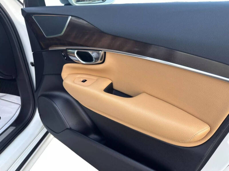 2017 Volvo XC90 T6 Momentum