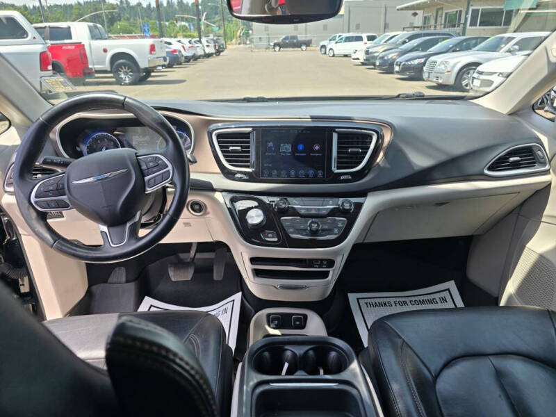 2017 Chrysler Pacifica Touring-L