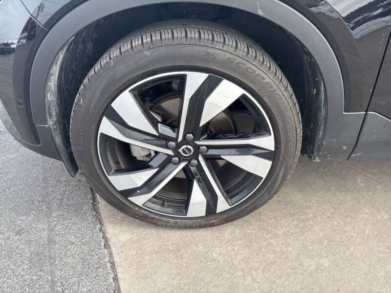 2025 Volvo XC40 B5 Plus Dark Theme