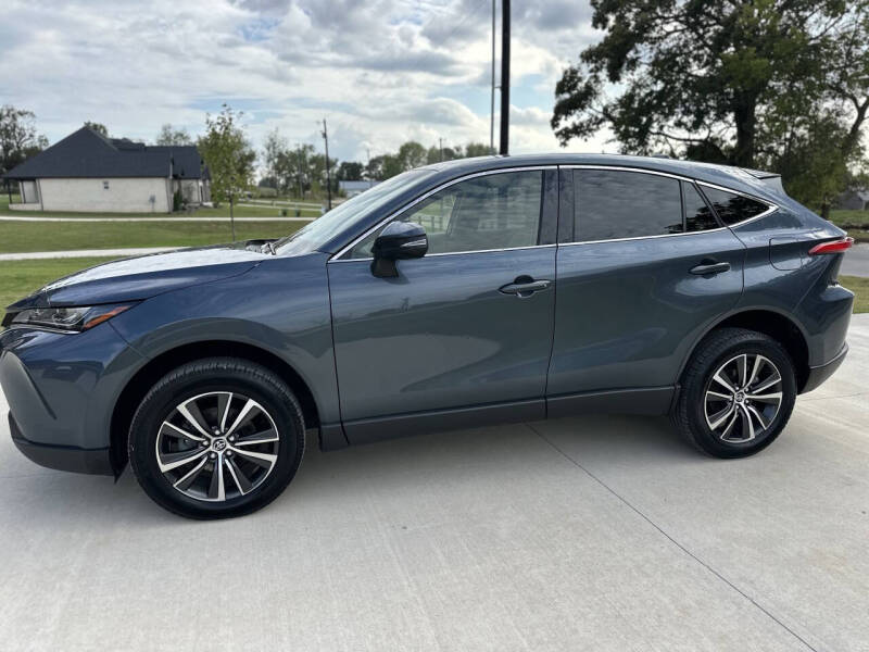 2022 Toyota Venza LE's photo