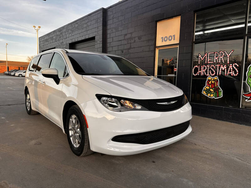 2022 Chrysler Voyager LX's photo