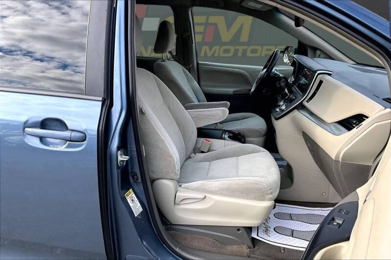 2017 Toyota Sienna LE 8-Passenger
