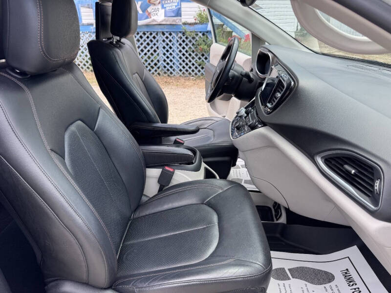 2017 Chrysler Pacifica Touring-L Plus