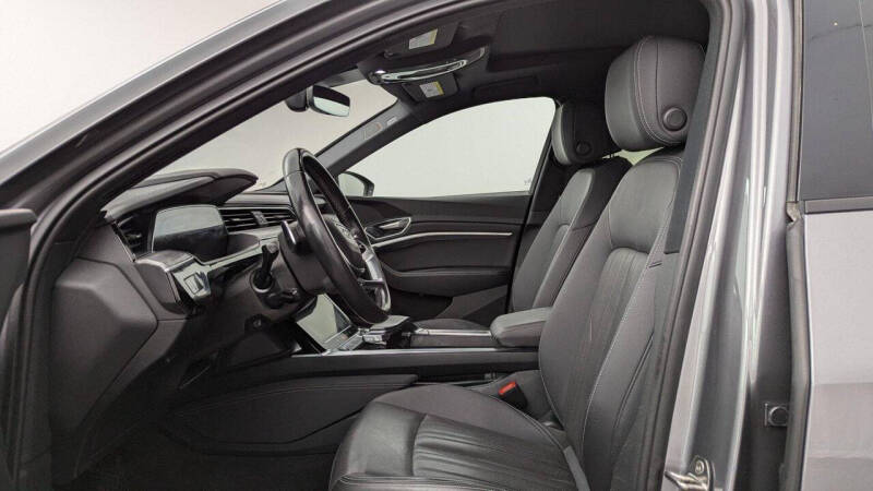 2022 Audi e-tron quattro Premium Plus