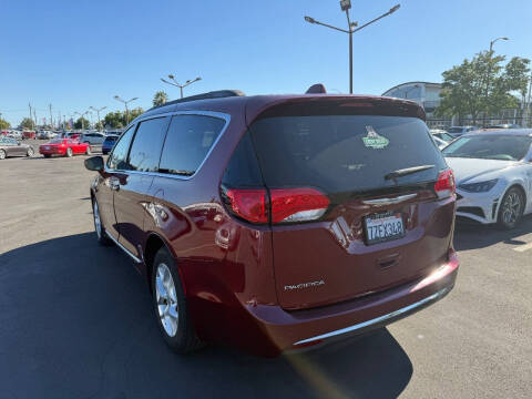 2017 Chrysler Pacifica Touring-L