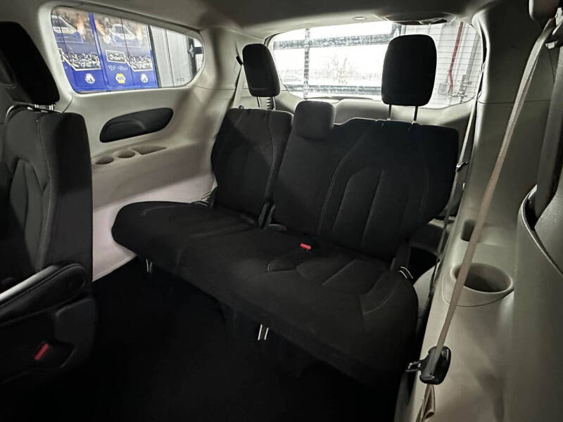2023 Chrysler Voyager LX