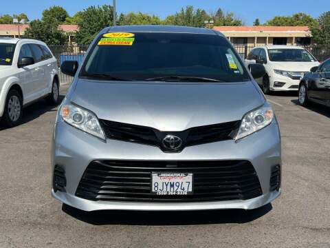 2019 Toyota Sienna for sale at Carros Usados Fresno in Clovis CA