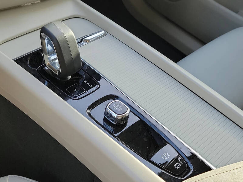 2024 Volvo XC60 B5 Core Dark Theme