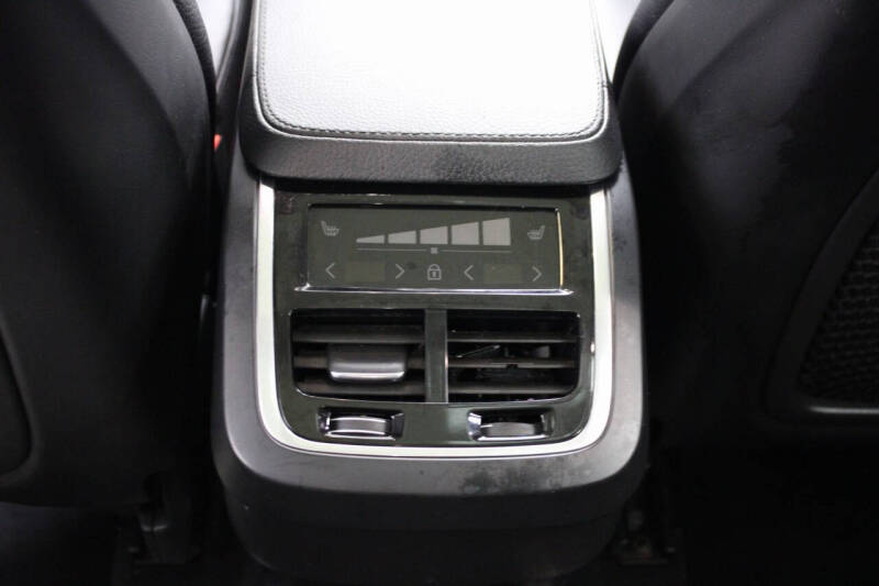 2022 Volvo XC90 T6 Momentum 6-Passenger