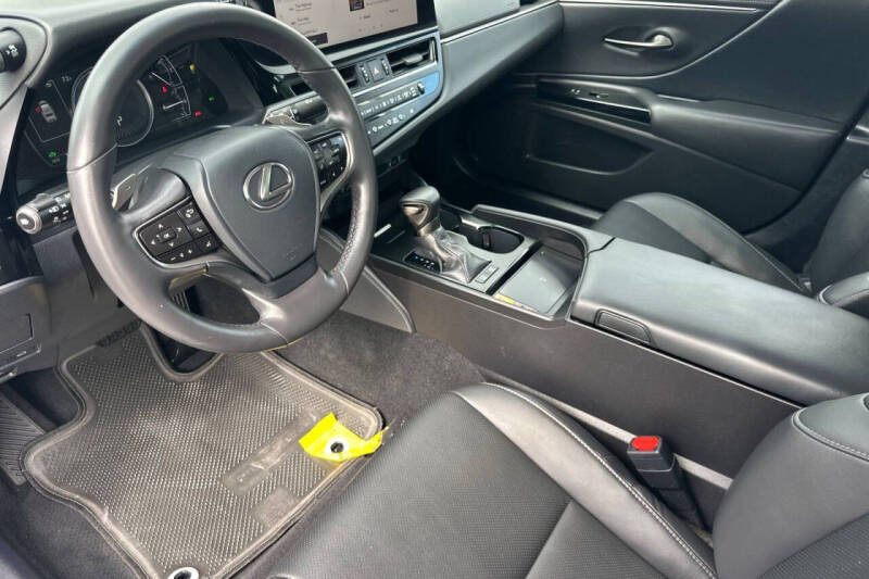 2025 Lexus ES 300h