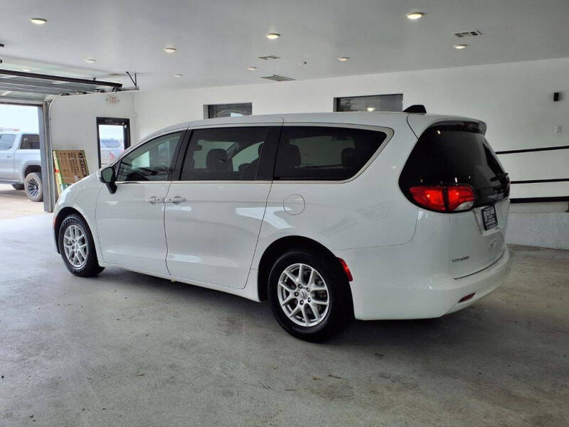 2023 Chrysler Voyager LX