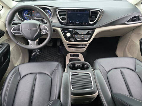 2024 Chrysler Pacifica Plug-In Hybrid Select