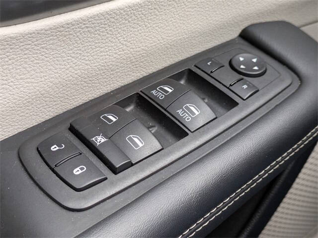 2024 Chrysler Pacifica Plug-In Hybrid Select