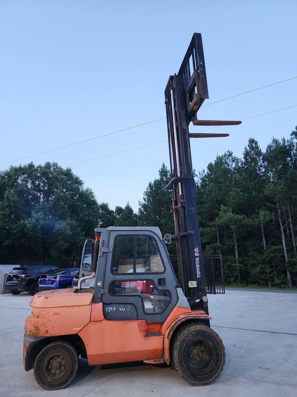 2004 Toyota 7FDAU50 Forklift for sale at PAKK AUTOMOTIVE in Peachland, NC