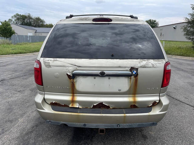 2005 Chrysler Town and Country for sale at Twin Cities Auctions in Elk River, MN