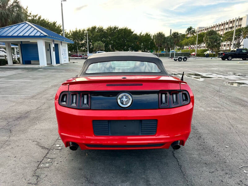 2013 Ford Mustang V6 Premium photo 9