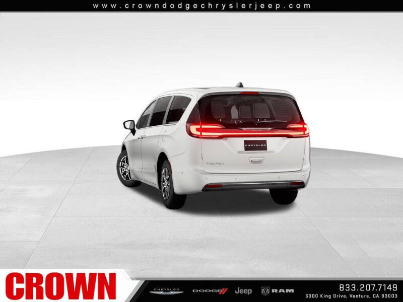 2027 Chrysler Pacifica Select