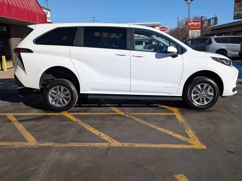 2025 Toyota Sienna LE 8-Passenger