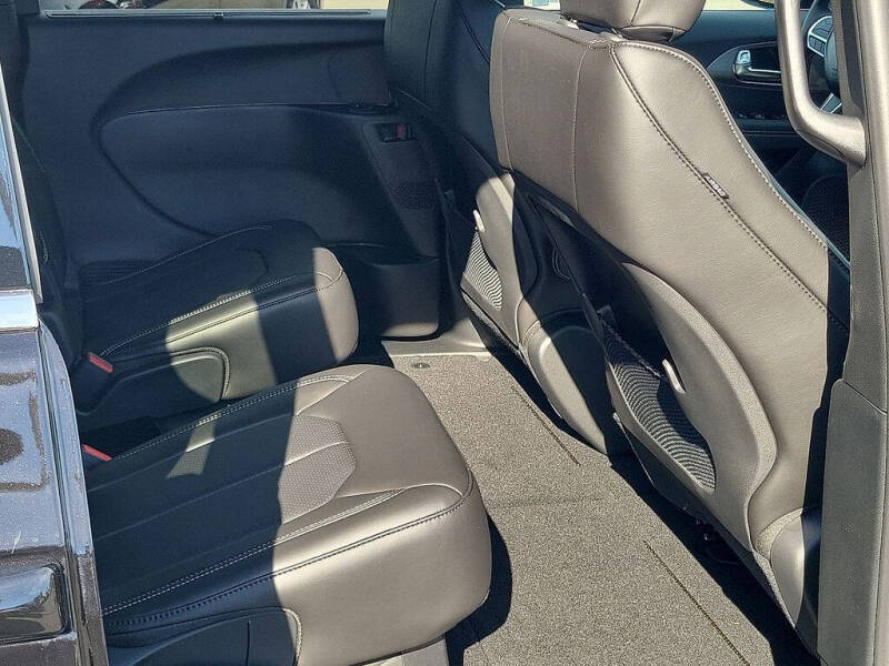 2025 Chrysler Voyager LX