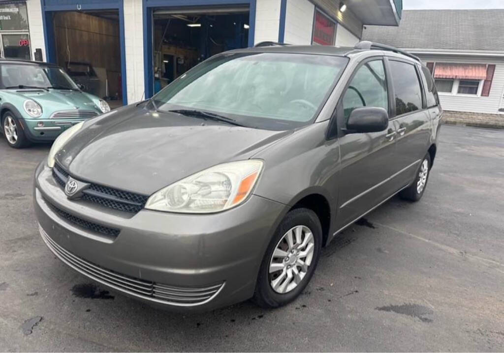 2006 Toyota Sienna for sale at CASTLE MOTORS in New Castle, IN