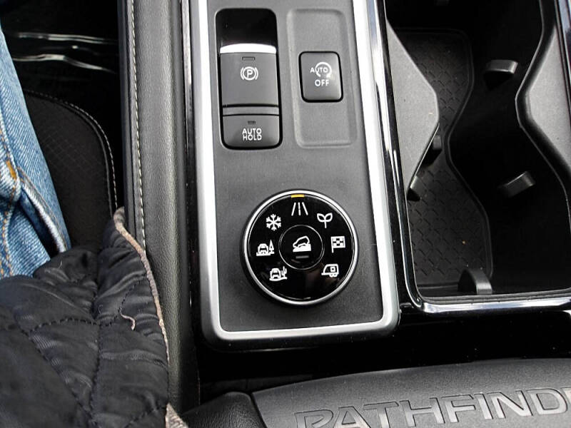 2022 Nissan Pathfinder SL