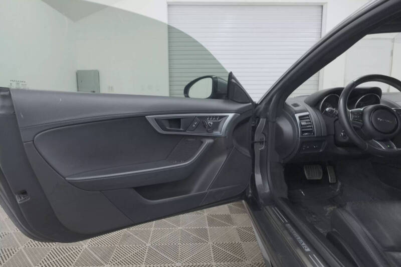 2018 Jaguar F-TYPE R