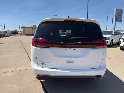 2027 Chrysler Pacifica Select