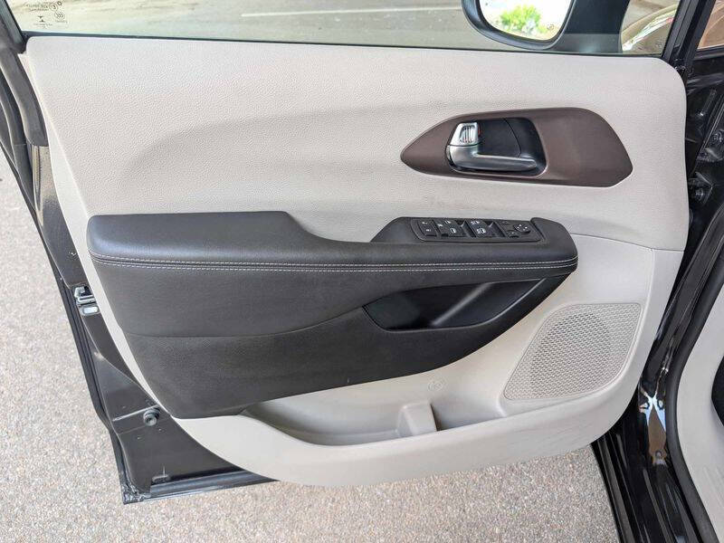 2023 Chrysler Voyager LX