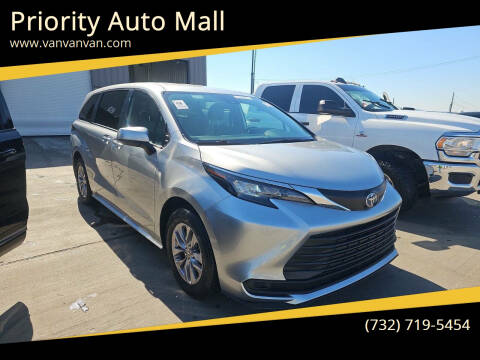 2025 Toyota Sienna LE 8-Passenger