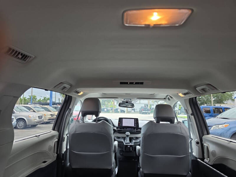 2021 Toyota Sienna XLE 8-Passenger