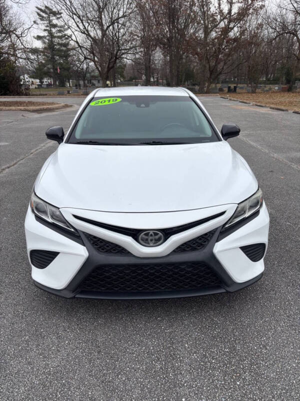 2019 Toyota Camry SE's photo